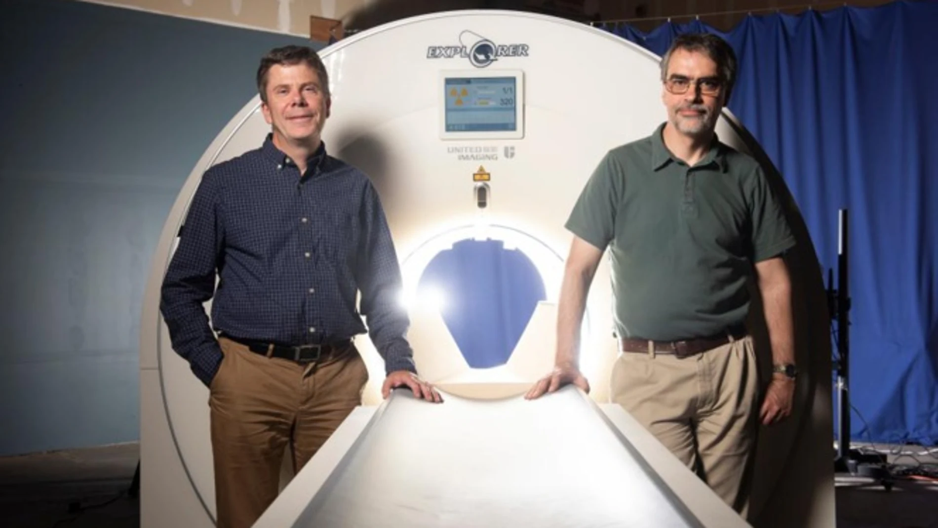 Simon Cherry (izquierda) y Ramsey Badawi con una maqueta del escáner de cuerpo total Explorer. (Lisa Howard / UC Davis)