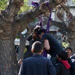 Los dos jóvenes son rescatados por otros refugiados en la plaza Victoria de Atenas