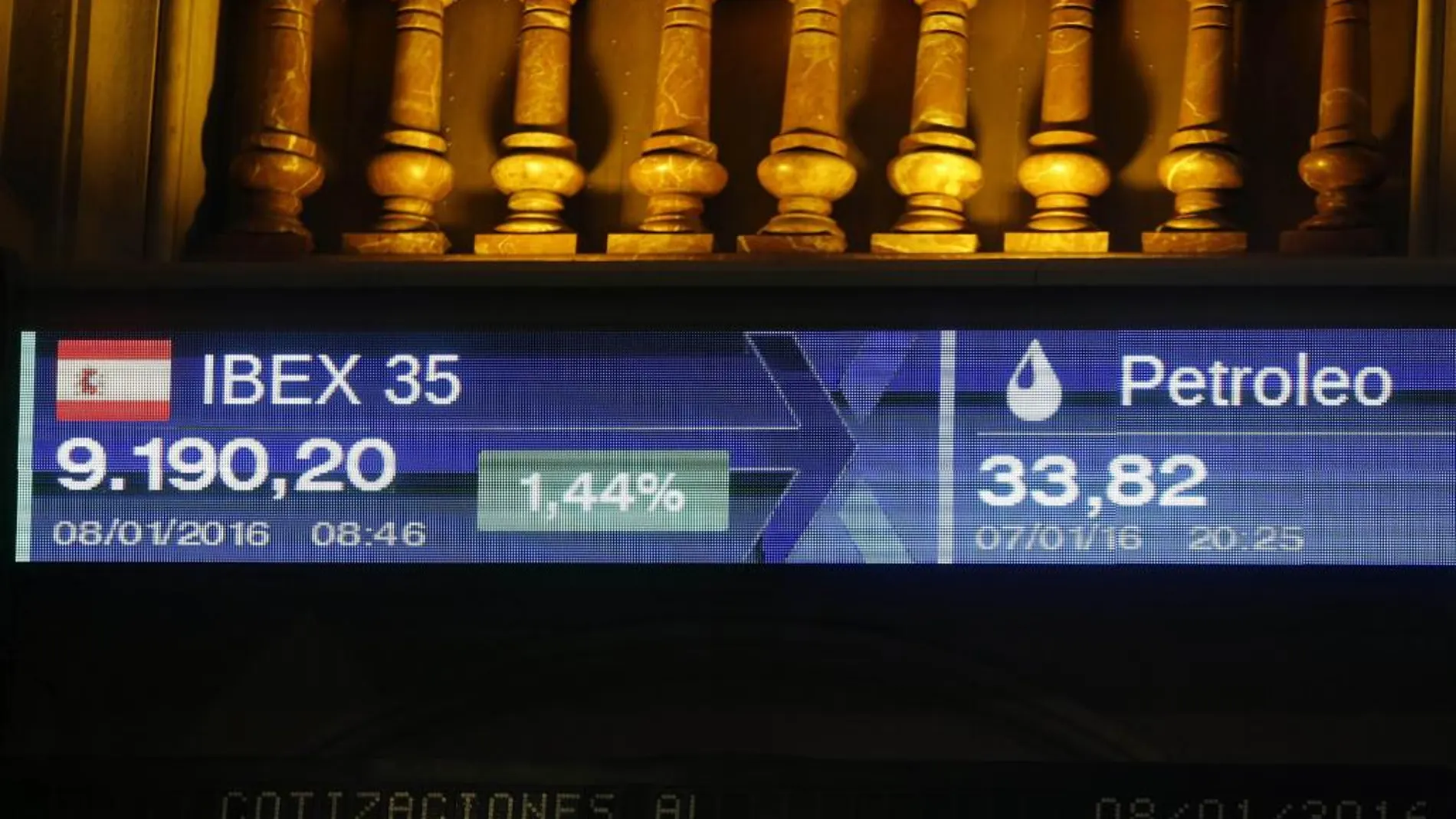 Panel informativo de la Bolsa de Madrid que muestra el valor del IBEX 35, hoy, 8 de enero.