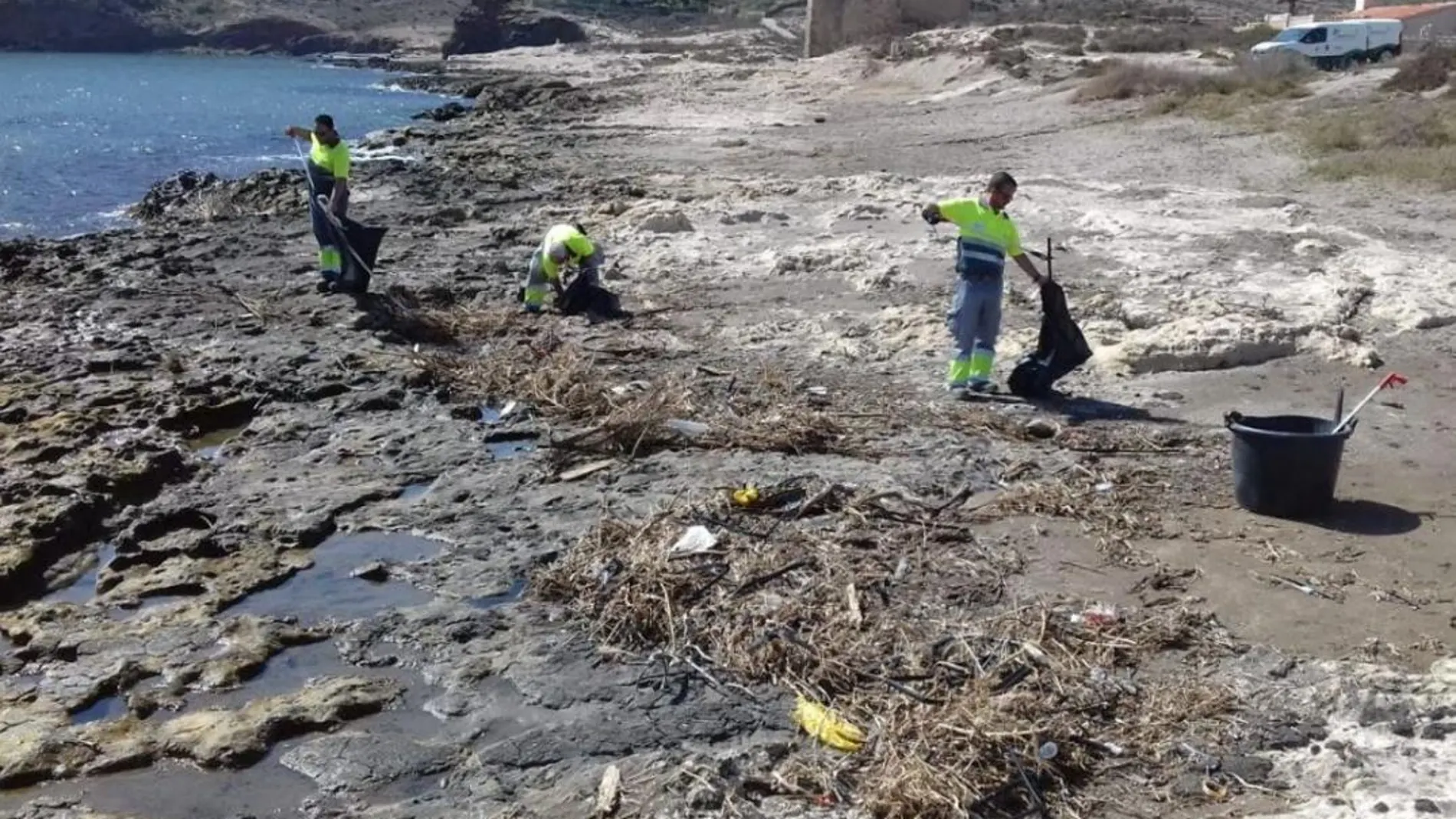 Las brigadas de limpieza de Medio Ambiente recogieron durante toda la semana 1.500 kilos de basura, plásticos y otros residuos arrastrados a las playas por las lluvias de la semana pasada