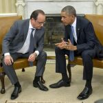 El presidente de EEUU, Barack Obama, conversa con su homólogo francés, François Hollande, en el Despacho Oval de la Casa Blanca