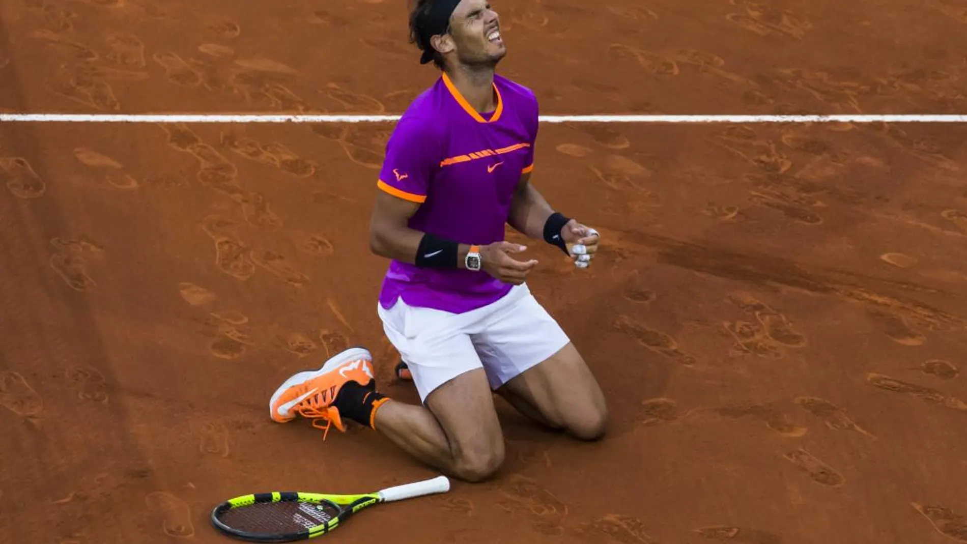 Rafa lanza la bola para sacar en la final de Madrid frente a Thiem