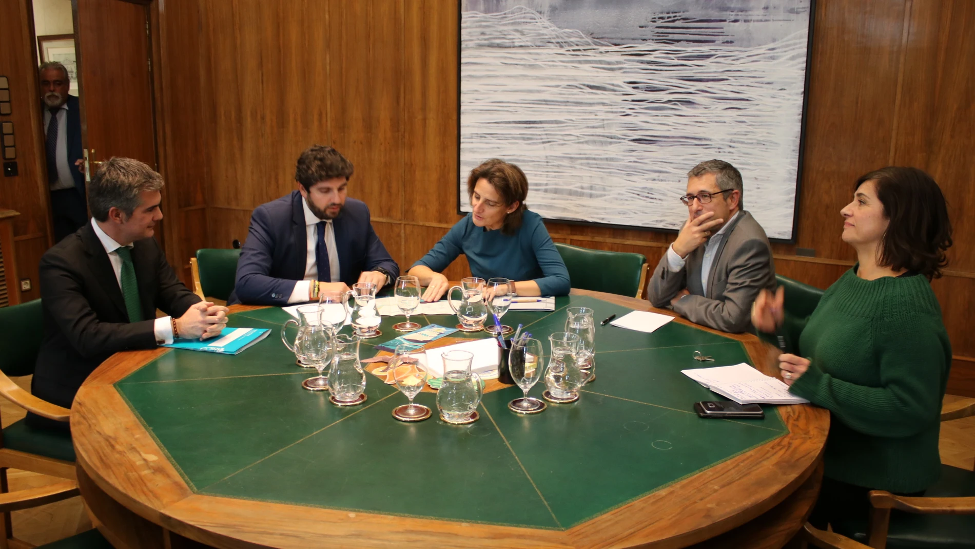 El presidente de la Comunidad, Fernando López Miras, ayer junto a la ministra para la Transición Ecológica, Teresa Ribera