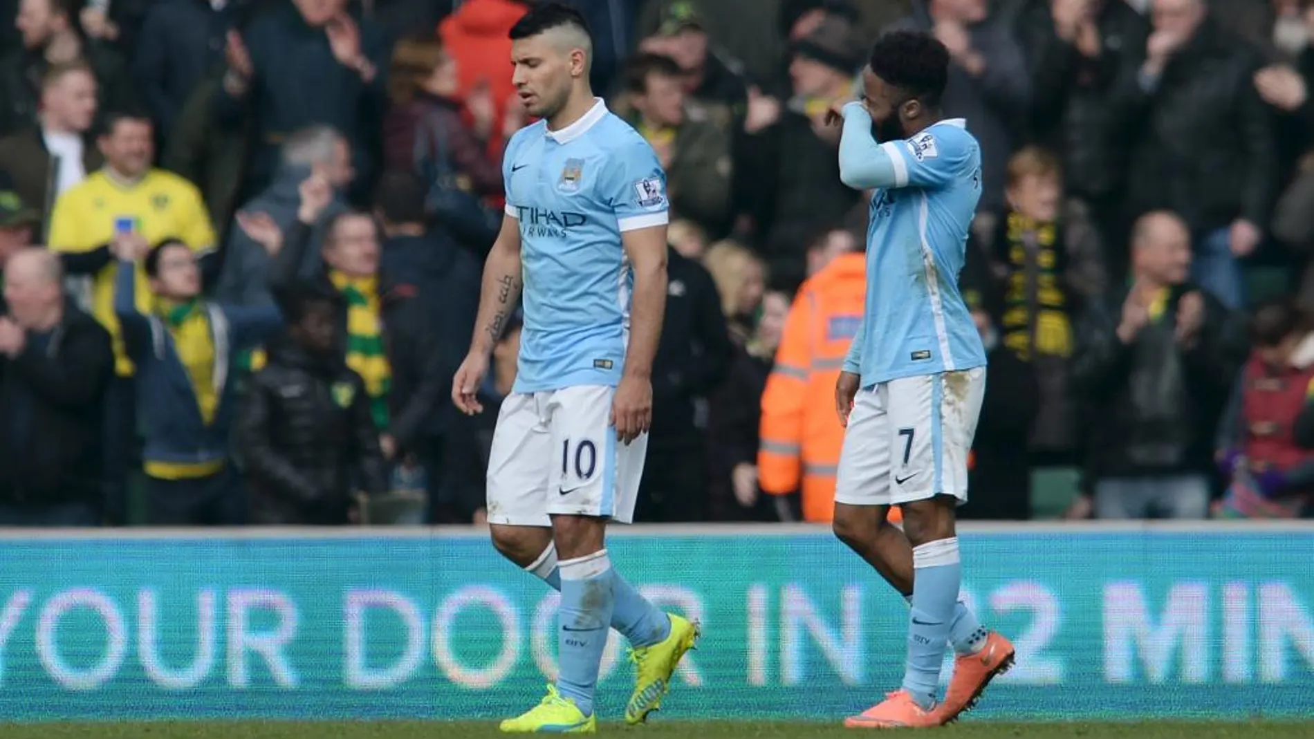 Los jugadores del Manchester City Sergio Aguero and Raheem Sterling