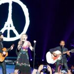 Madonna, acompañada de su hijo David y del guitarrista Monte Pittman, en la Plaza de la República de París