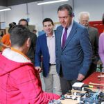 El alcalde hispalense, Juan Espadas, acudió ayer a la inauguración del Aula Emasesa en el Polígono Sur