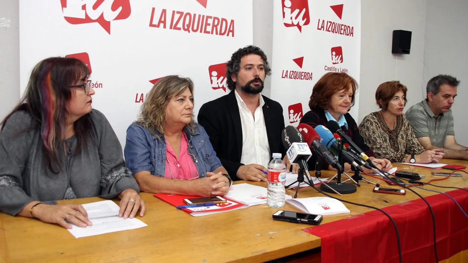 José Sarrión atiende a los medios de comunicación junto a varios compañeros de IU