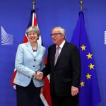 La primera ministra británica, Theresa May, junto al presidente de la Comisión Europea, Jean Claude Juncker en Bruselas