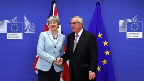 La primera ministra británica, Theresa May, junto al presidente de la Comisión Europea, Jean Claude Juncker en Bruselas