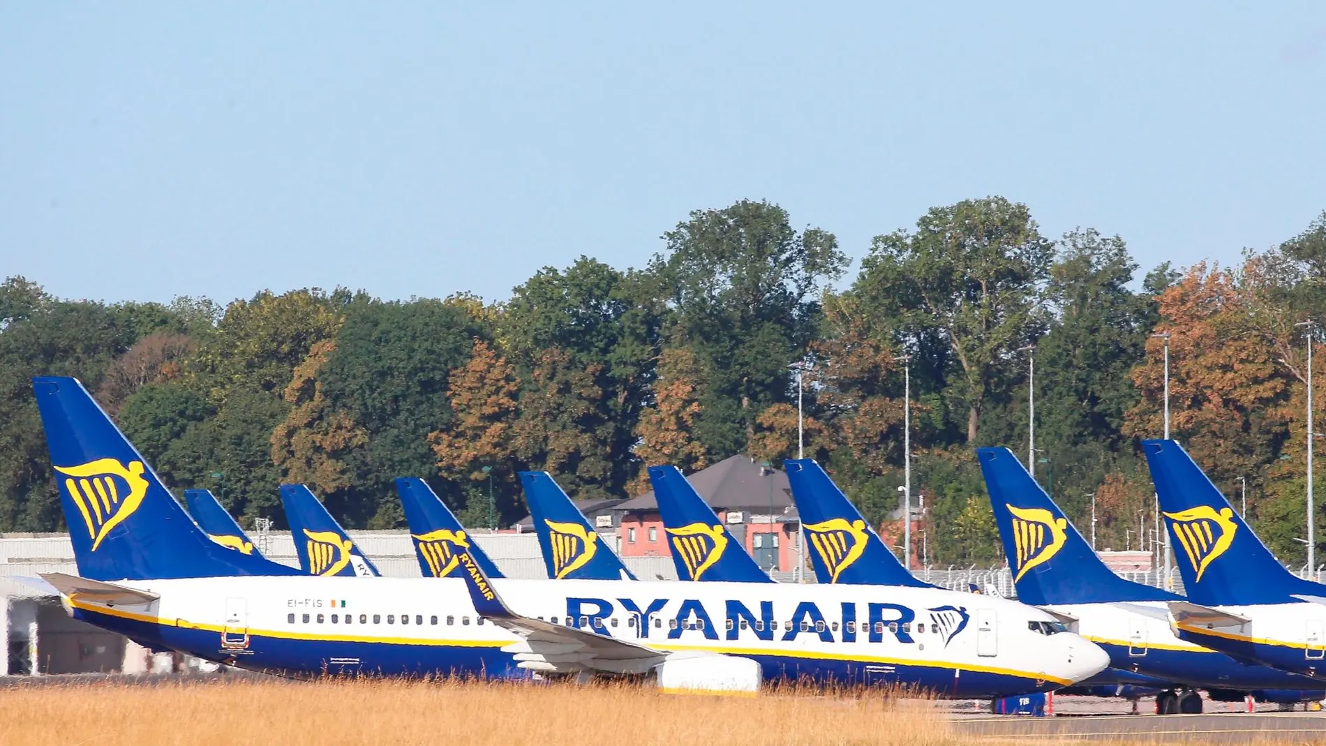 Varios aviones de Ryanair alineados en el aeropuerto belga de Charleroi