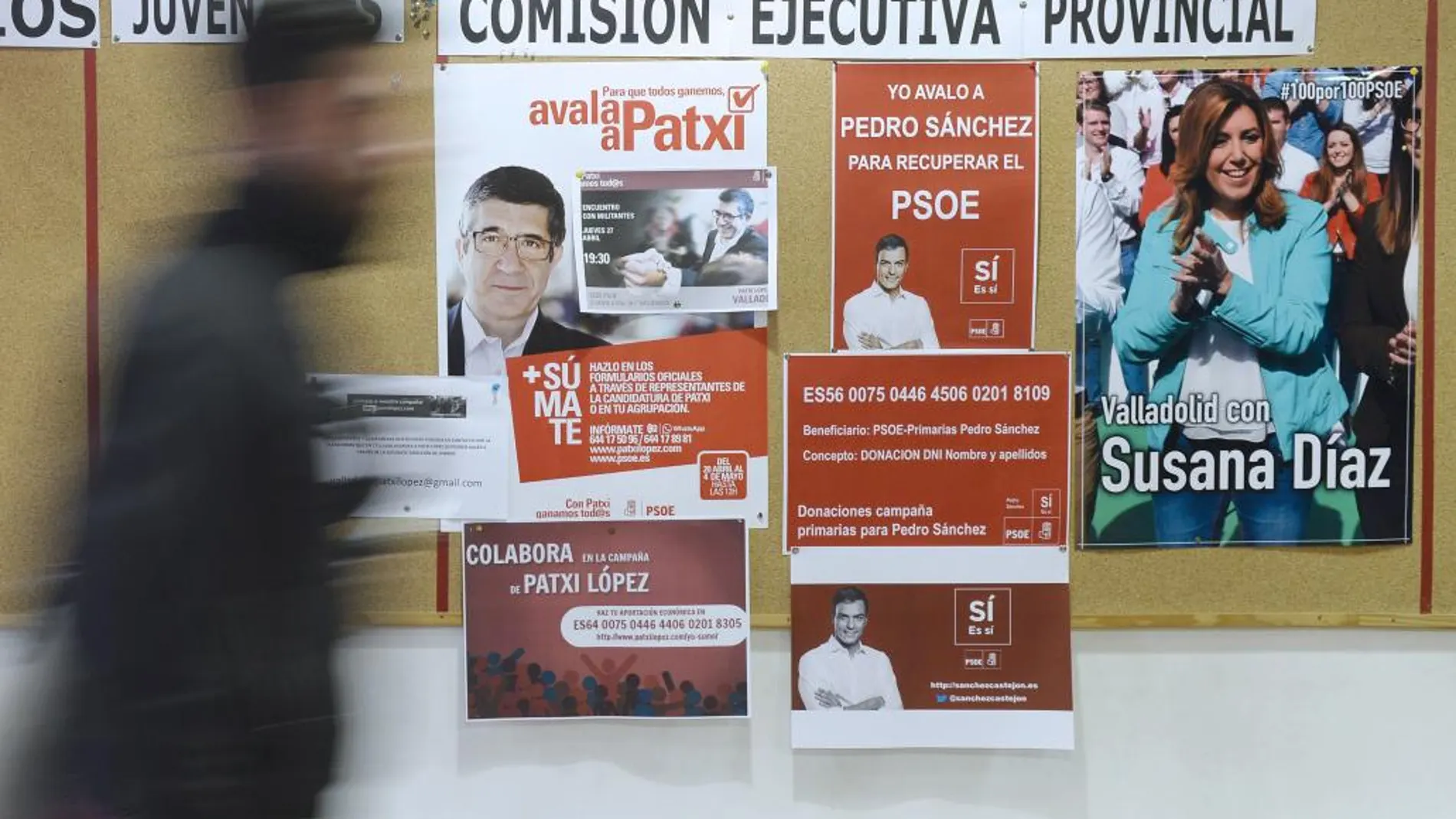 Un hombre pasa por delante de los carteles de apoyo a los tres candidatos a la Secretaría General del PSOE colocados en la sede del PSOE de Valladolid.