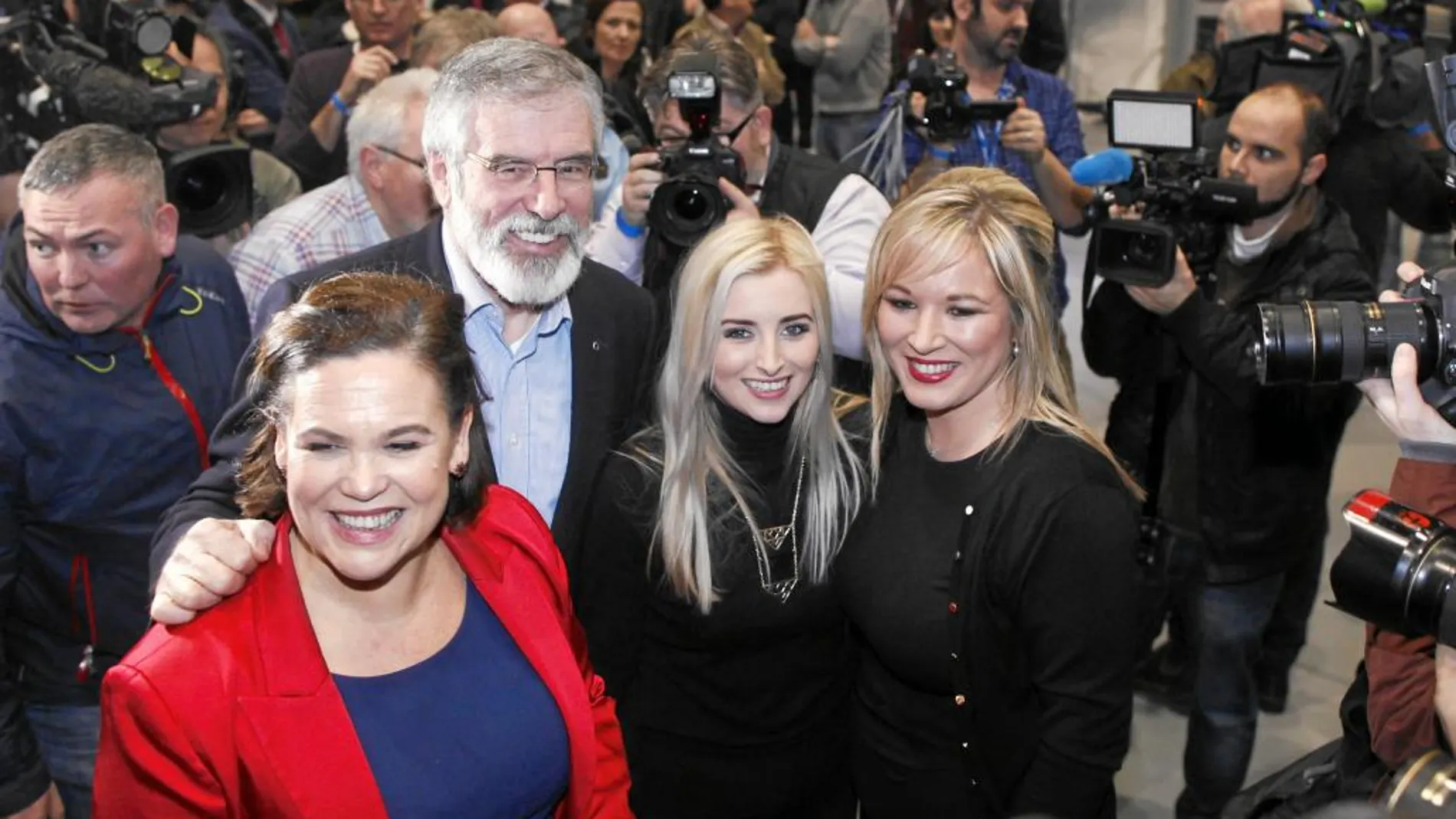 Michelle O’Neill (derecha) apoyada por otros dirigentes del Sinn Féin, entre ellos Gerry Adams, tras las elecciones