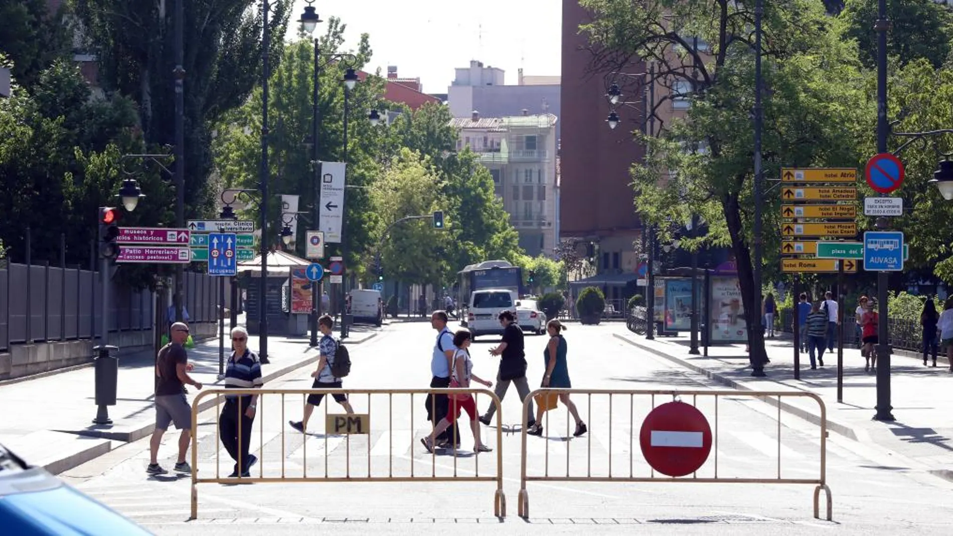 Calle cortada en el centro de Valladolid donde han circulado pocos coches por las restricciones al tráfico por la contaminación