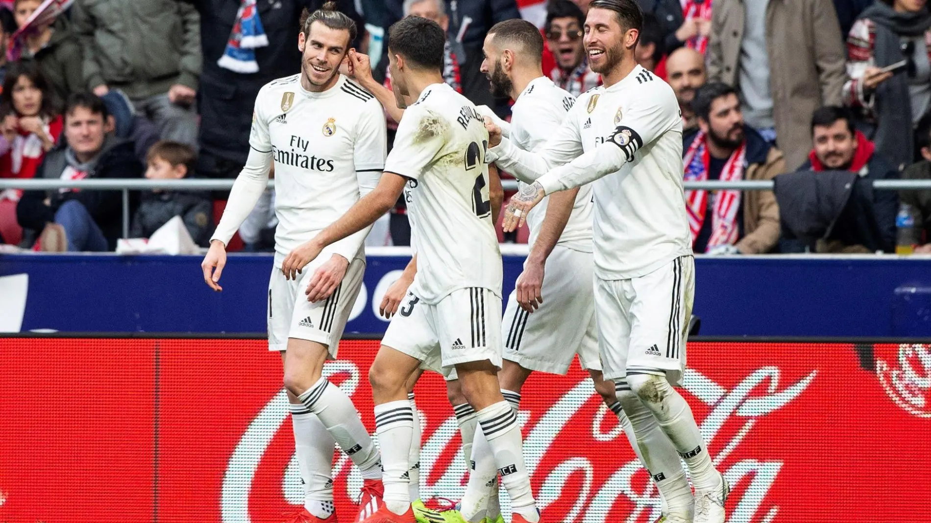 El delantero galés del Real Madrid Gareth Bale (i) celebra el tercer gol