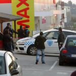 Efectivos de la Policía Nacional y Local en la zona del supermercado del polígono de Costa Vella en Santiago de Compostela