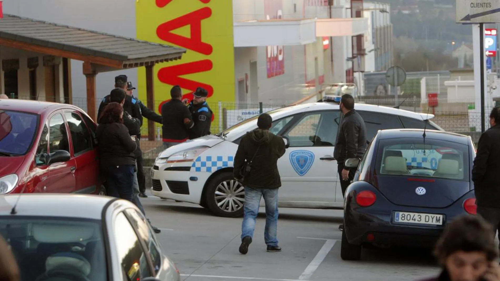 Efectivos de la Policía Nacional y Local en la zona del supermercado del polígono de Costa Vella en Santiago de Compostela