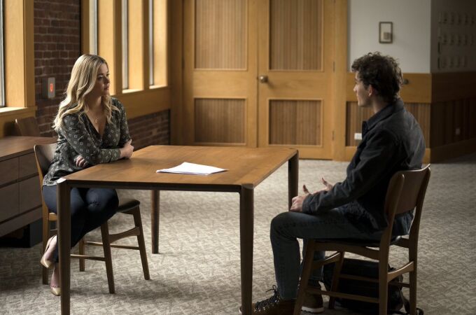 Sasha Pieterse (Alison) y Eli Brown (Dylan) en una escena de la serie/IMDB