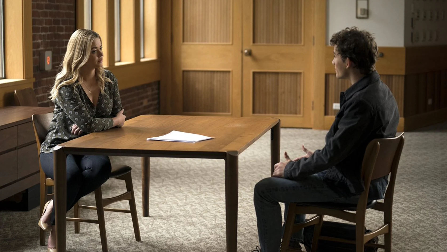 Sasha Pieterse (Alison) y Eli Brown (Dylan) en una escena de la serie/IMDB