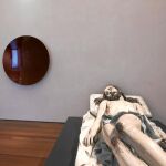 La talla del Cristo de Gregorio Fernández, del siglo XVII se refleja en el espejo cóncavo de Anish Kapoor, con el que comparte el rojo