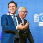 El primer ministro italiano Giuseppe Conte (izquierda), junto al presidente de la Comisión Europea, Jean-Claude Juncker, en Bruselas / Ap