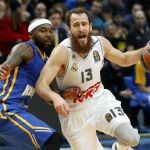 El base Sergio 'Chacho' Rodríguez lucha por el balón con Tyrese Rice del Khimki de Moscú