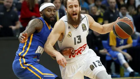 El base Sergio 'Chacho' Rodríguez lucha por el balón con Tyrese Rice del Khimki de Moscú