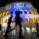 La bandera de la Unión Europea es poryectada sobre el Coliseo conmotivo del 60º aniversario del Tratado de Roma