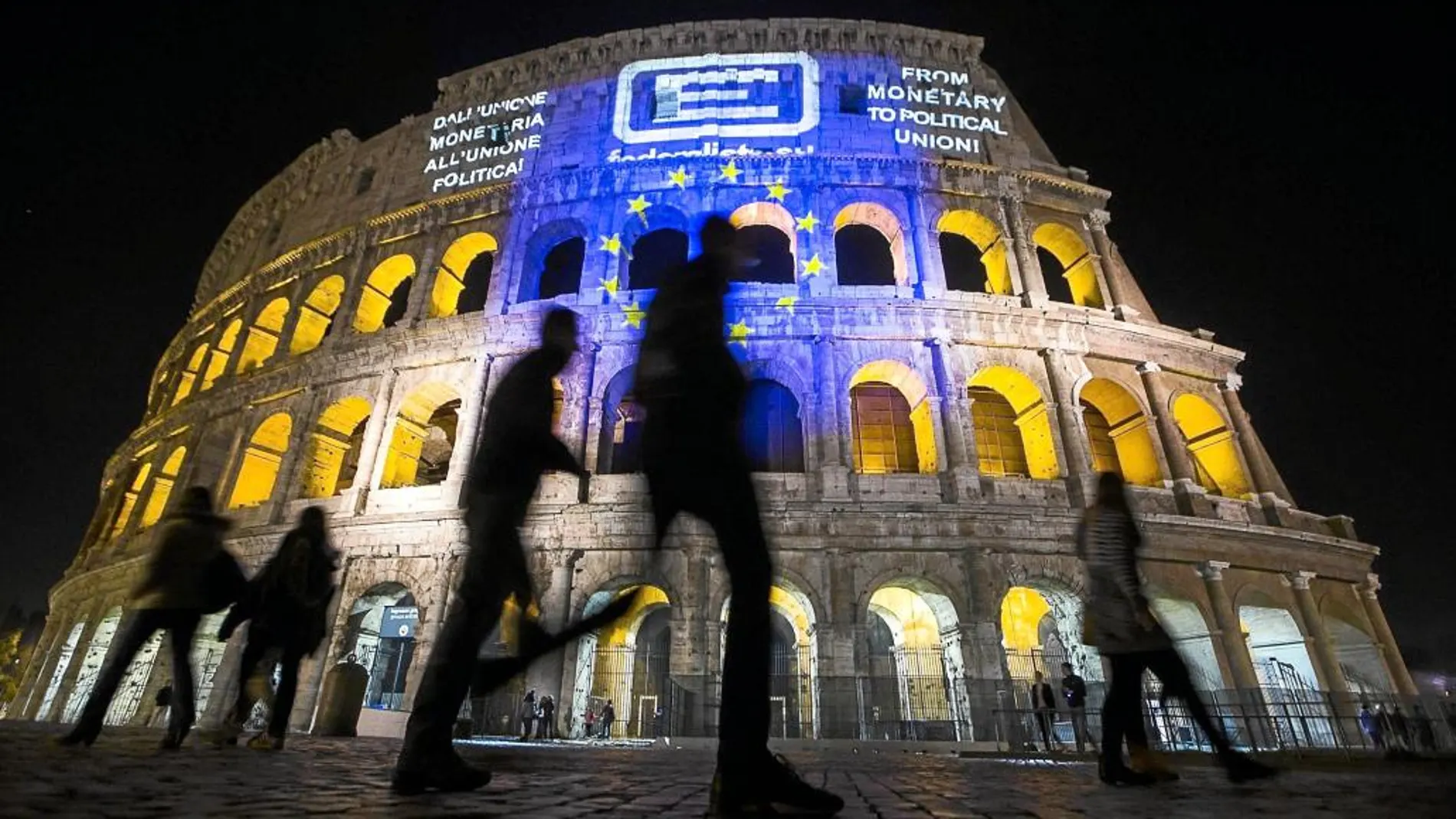 La bandera de la Unión Europea es poryectada sobre el Coliseo conmotivo del 60º aniversario del Tratado de Roma
