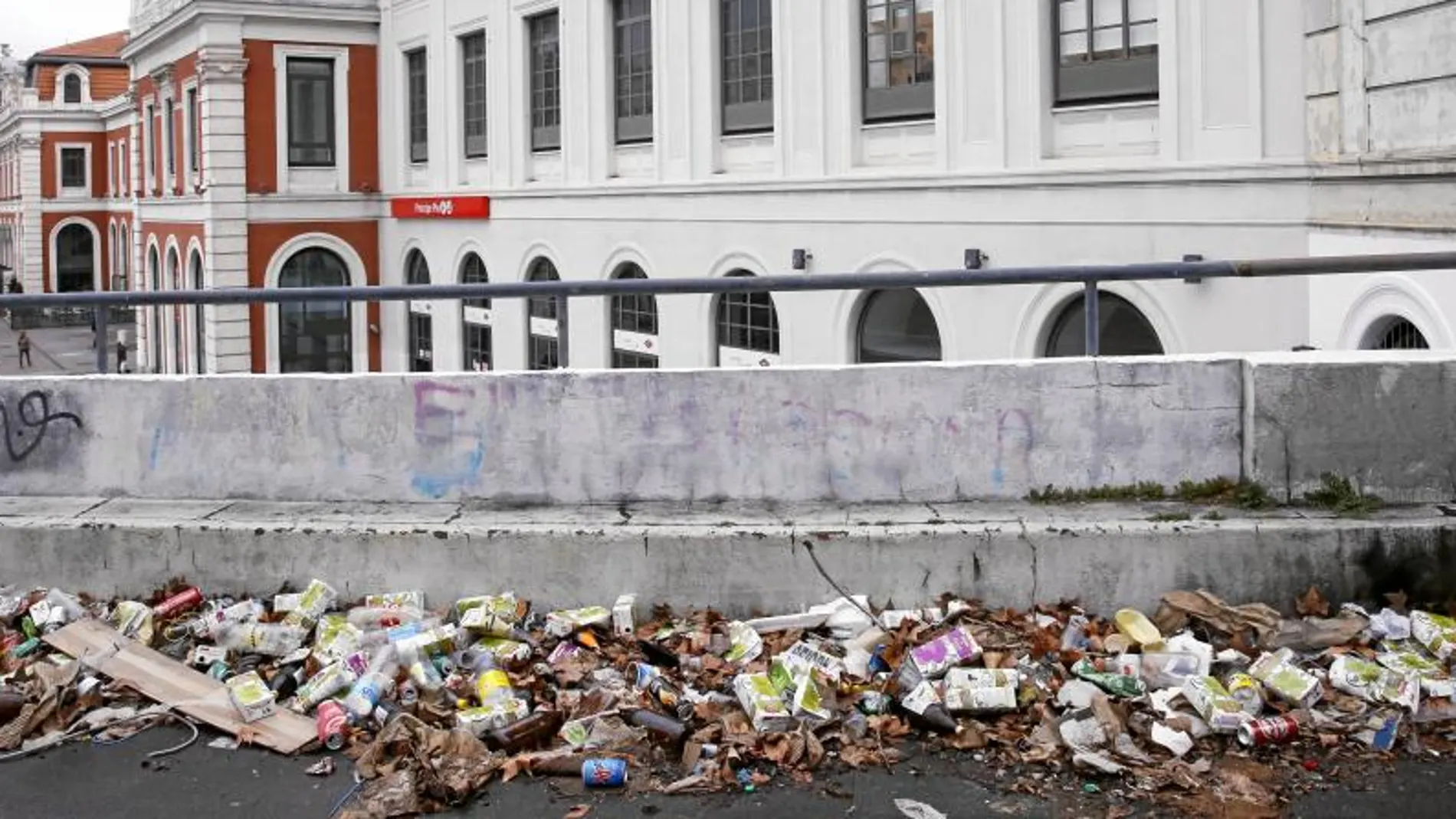 La basura se acumula en las inmediaciones del centro comercial y de la estación de Príncipe Pío, como denuncian los propios vecinos del barrio