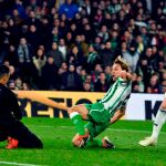 El centrocampista del Real Betis, Sergio Canales (c), tras batir al guardameta costarricense del Real Madrid, Keilor Navas / Efe