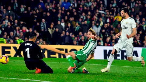 El centrocampista del Real Betis, Sergio Canales (c), tras batir al guardameta costarricense del Real Madrid, Keilor Navas / Efe