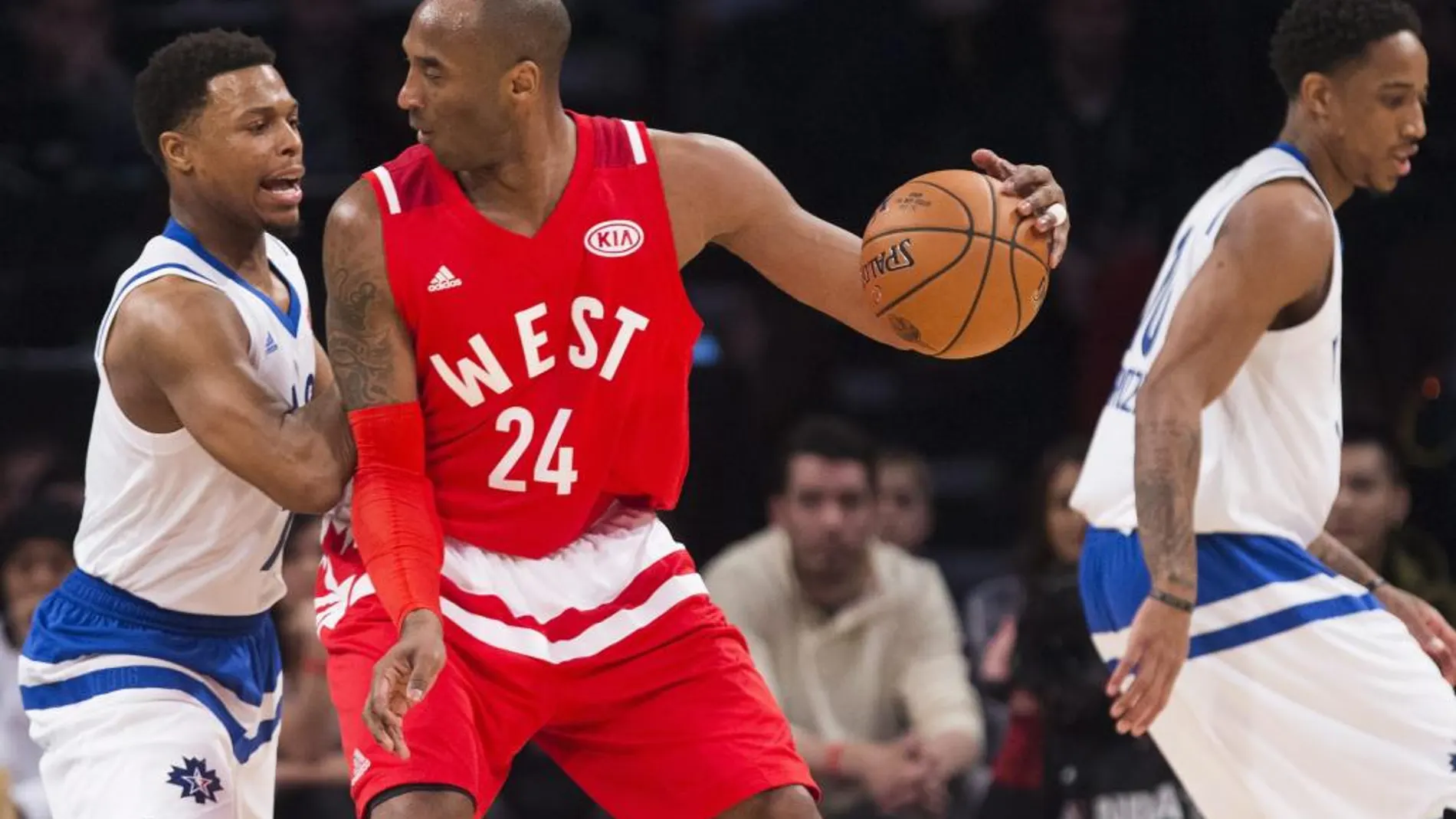 Kobe Bryant, junto a Kyle Lowry, duranet el partido
