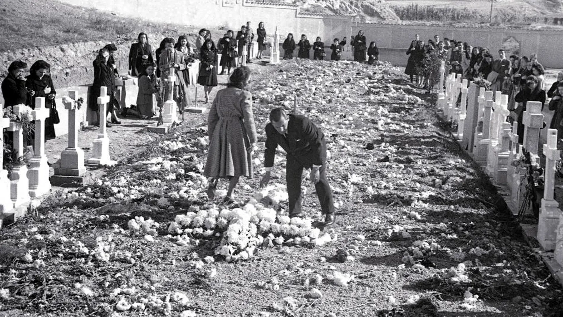 Imagen tomada en 1947 de familiares de las víctimas en el camposanto de Paracuellos