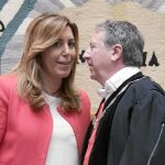 La presidenta de la Junta, Susana Díaz, presidió ayer en Granada la presentación de la memoria anual del Consejo Consultivo de Andalucía (en la imagen junto al presidente del organismo, Juan Cano Bueso)