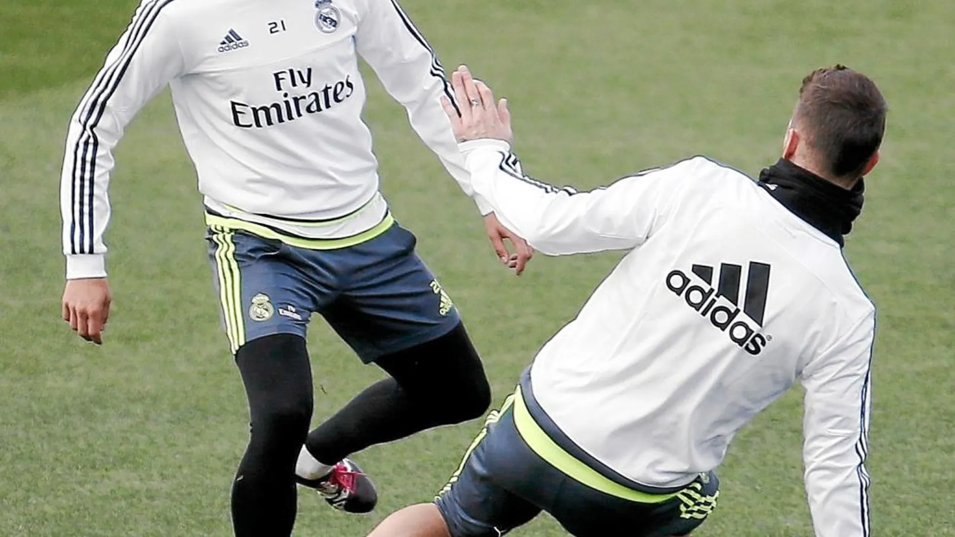 El capitán, Sergio Ramos, en la imagen tratando de parar a Cheryshev, vuelve hoy tras unos partidos ausente por sus problemas en un hombro.