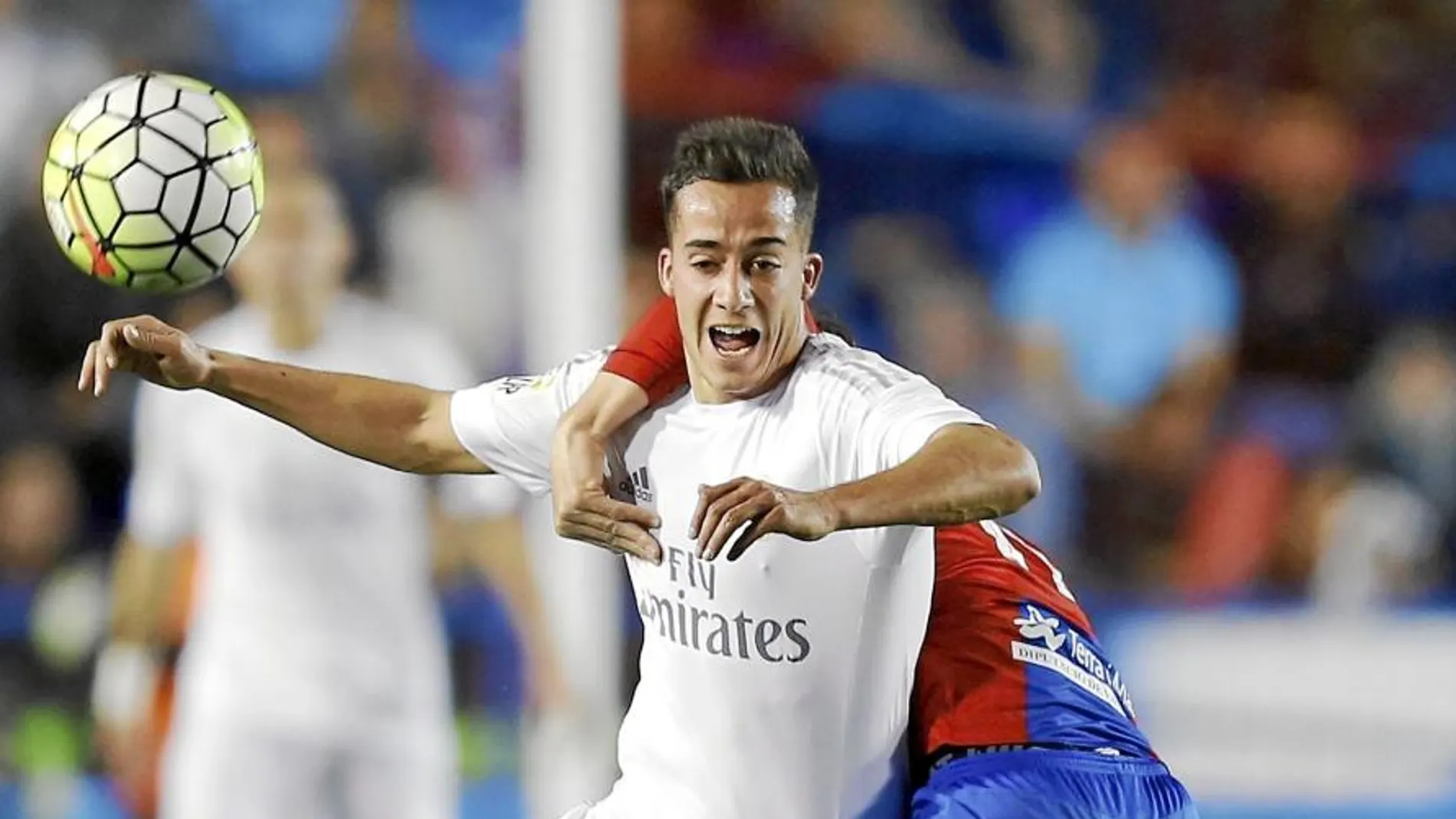Lucas Vázquez disputa una pelota contra un jugador del Levante