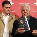 El secretario general del PSOE, Pedro Sánchez (i), y el expresidente del Gobierno Felipe González (d), en el homenaje al escritor Gabriel García Márquez hoy en Madrid.