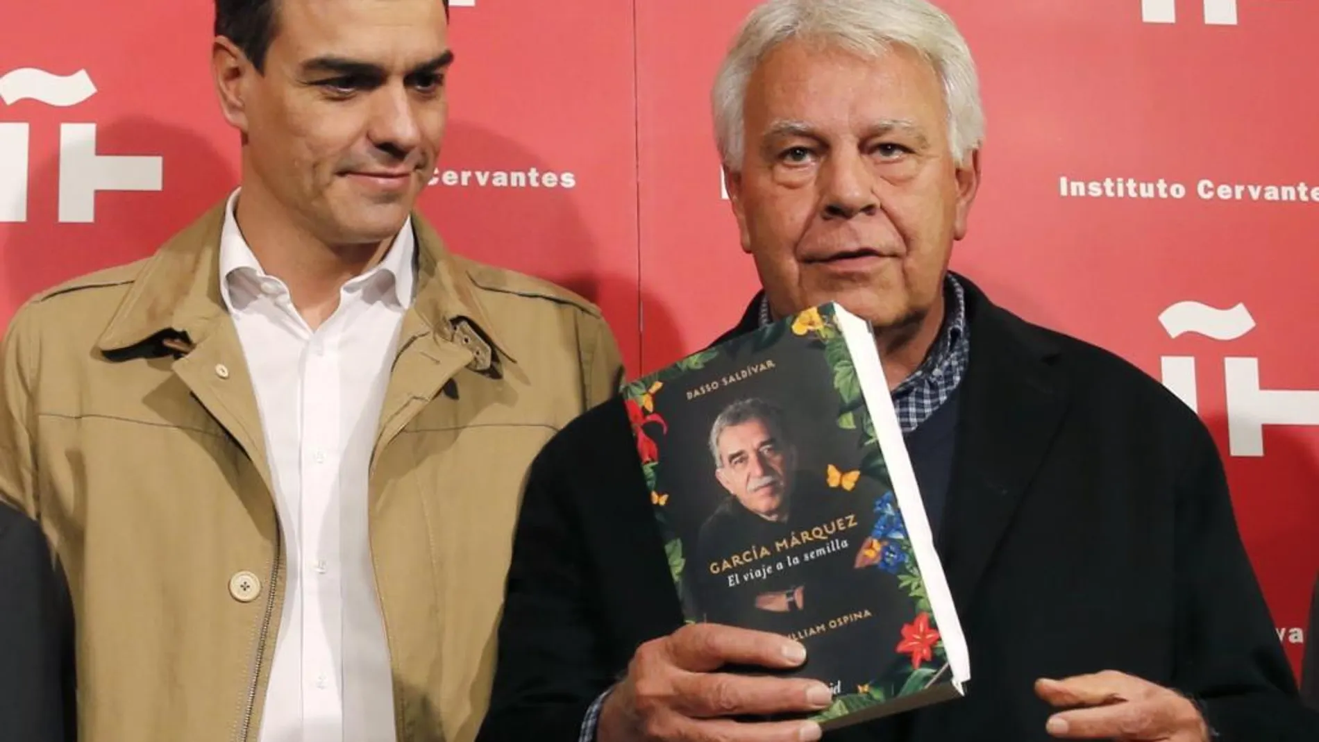 El secretario general del PSOE, Pedro Sánchez (i), y el expresidente del Gobierno Felipe González (d), en el homenaje al escritor Gabriel García Márquez hoy en Madrid.