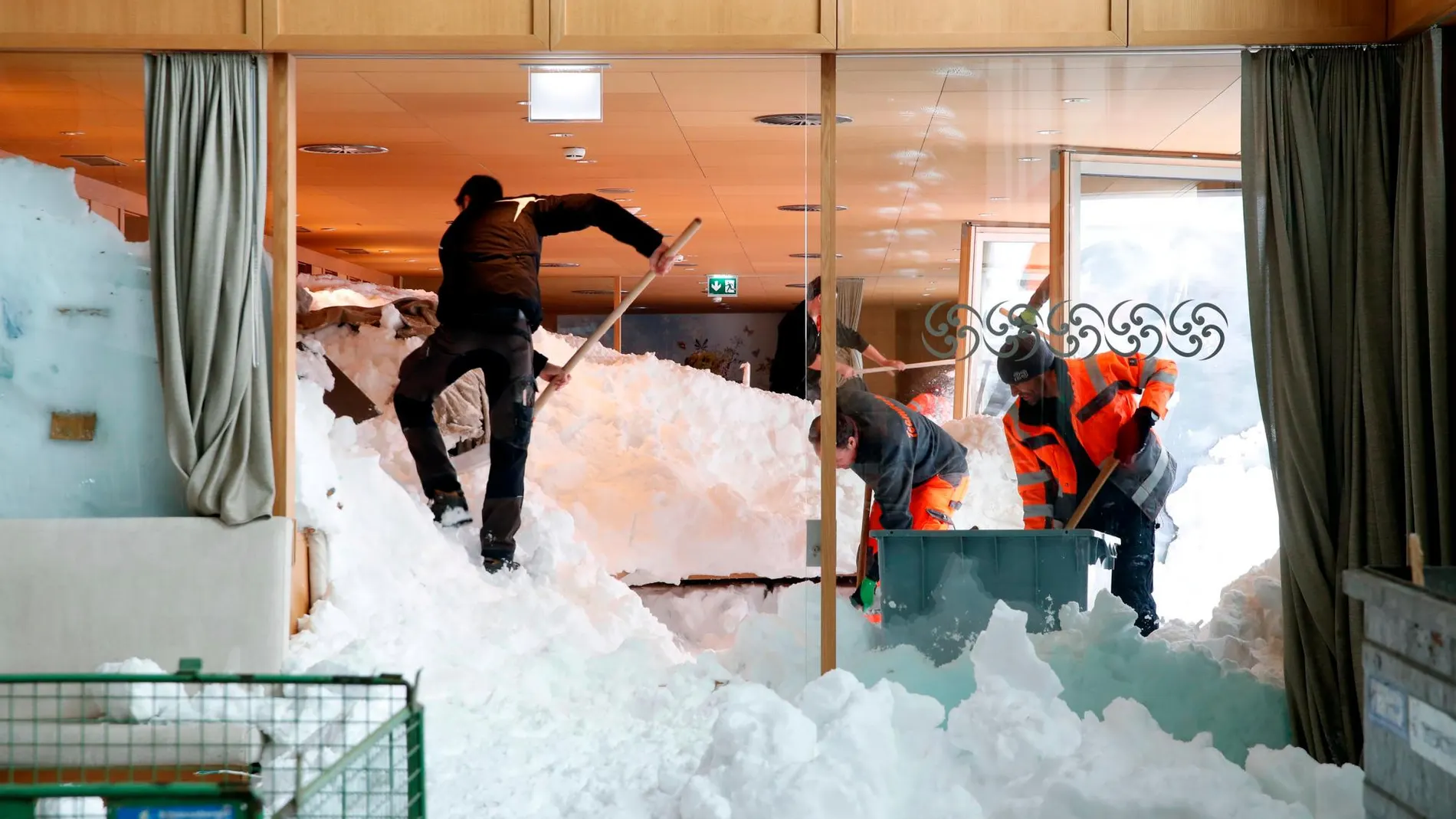Los servicios de emergencia retiran la nieve de la avalancha en el interior del restaurante/Foto: Reuters