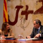 El presidente de la Generalitat, Quim Torra, y la nueva consellera de Presidencia y portavoz del Govern, Meritxell Budó, durante la reunión semanal del gobierno catalán que se celebra en el Palau de la Generalitat