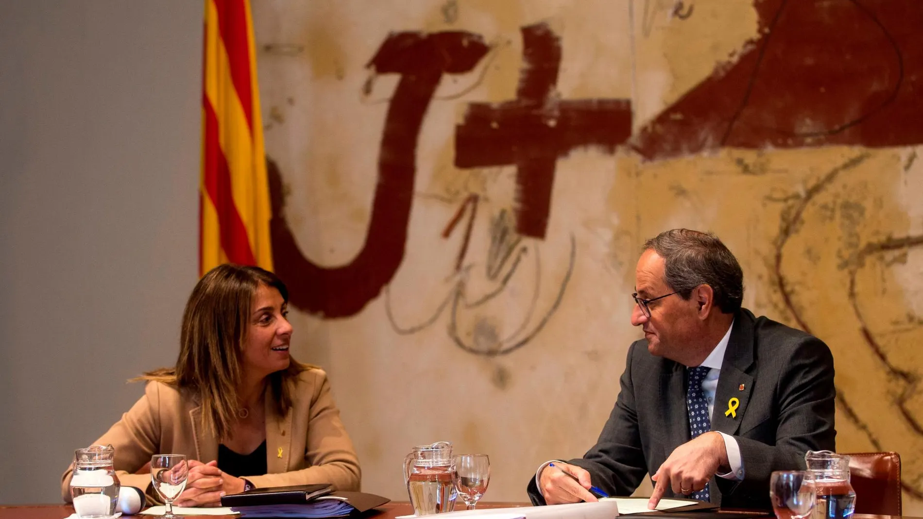 El presidente de la Generalitat, Quim Torra, y la nueva consellera de Presidencia y portavoz del Govern, Meritxell Budó, durante la reunión semanal del gobierno catalán que se celebra en el Palau de la Generalitat