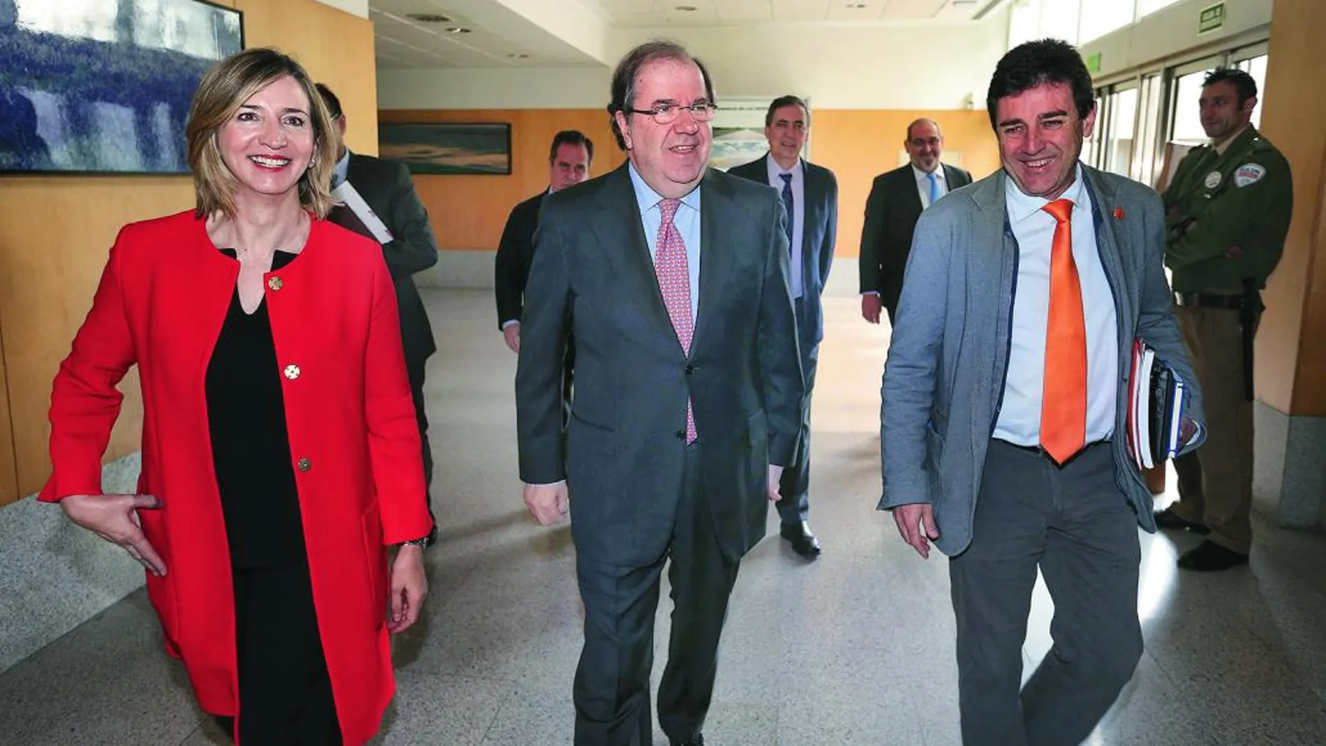 Alicia García, Juan Vicente Herrera y José Manuel Ramírez, momentos antes de abrir las Jornadas de Dependencia en Valladolid