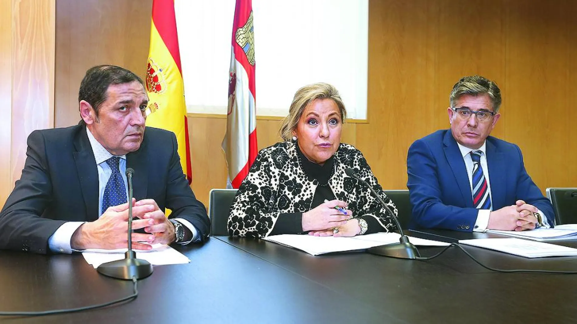La vicepresidenta Rosa Valdeón y el consejero de Sanidad, Antonio Sáez Aguado, informan del Plan de Gestión