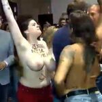 Las activistas con el torso desnudo comenzaron a gritar a Rivera. (Atlas)
