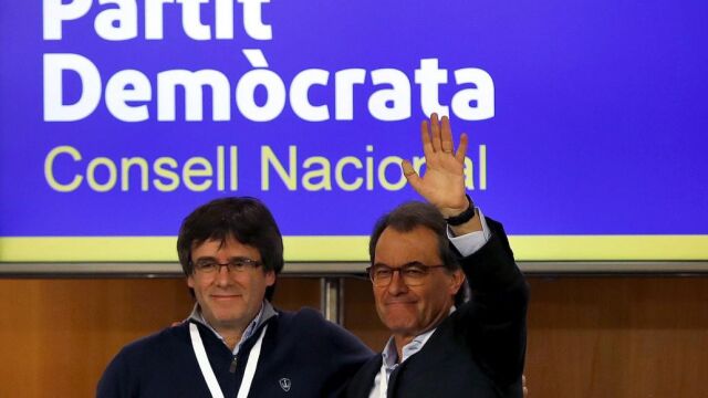 El presidente de la Generalitat, Carles Puigdemont, saluda al expresidente Artur Mas