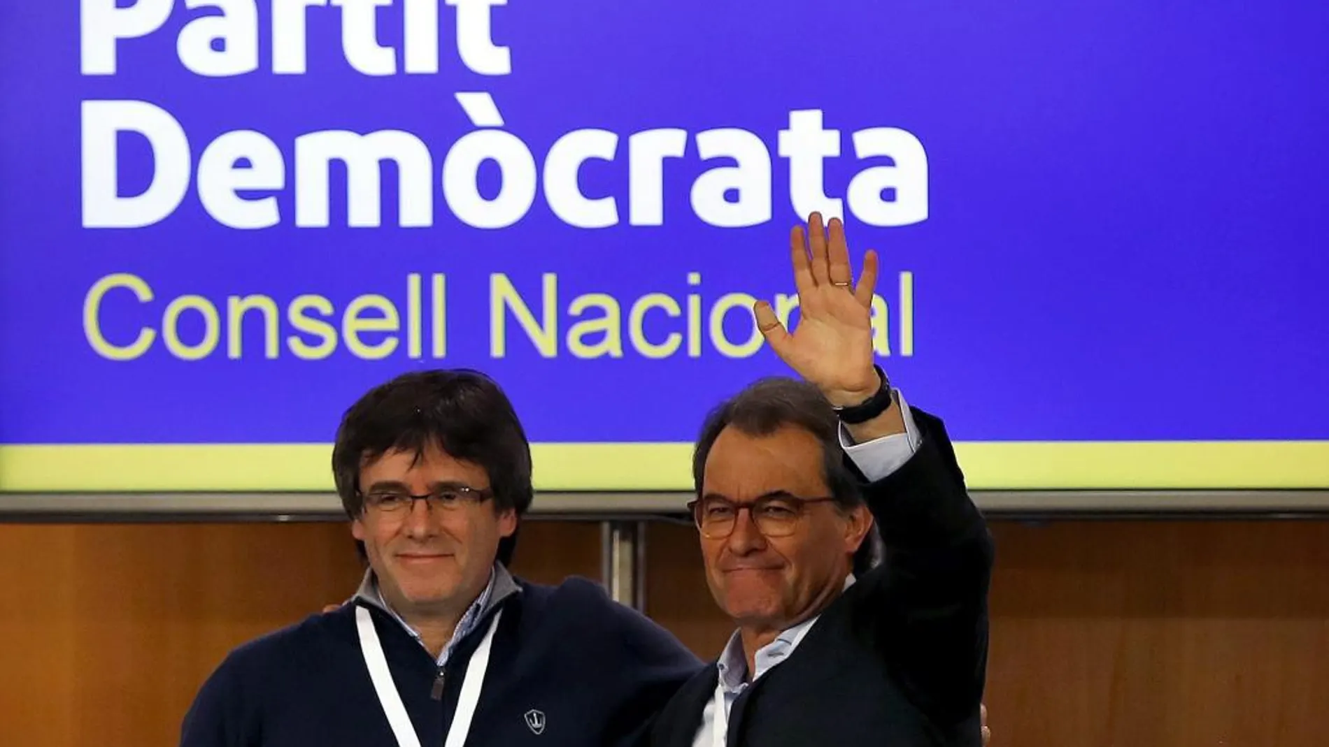 El presidente de la Generalitat, Carles Puigdemont, saluda al expresidente Artur Mas