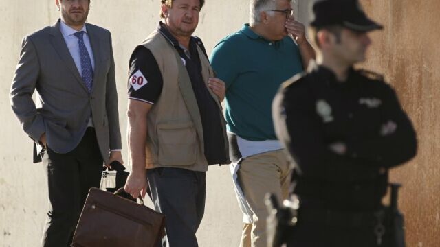 El ex concejal del PP en Majadahonda José Luis Peñas (segundo por la izquierda), que denunció la trama, a su llegada a la sede de la Audiencia Nacional de San Fernando de Henares