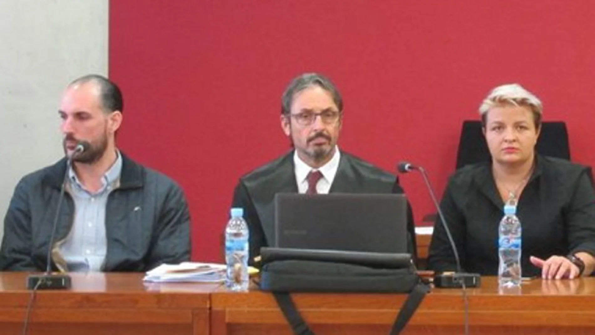 Juan Cuenca, a la izquierda de la imagen, fue declarado culpable del asesinato de Ingrid Visser por el Jurado Popular