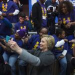 La candidata presidencial demócrata Hillary Clinton (c) posa con seguidores en un acto de su campaña en la Universidad Mason de Fairfax, Virginia