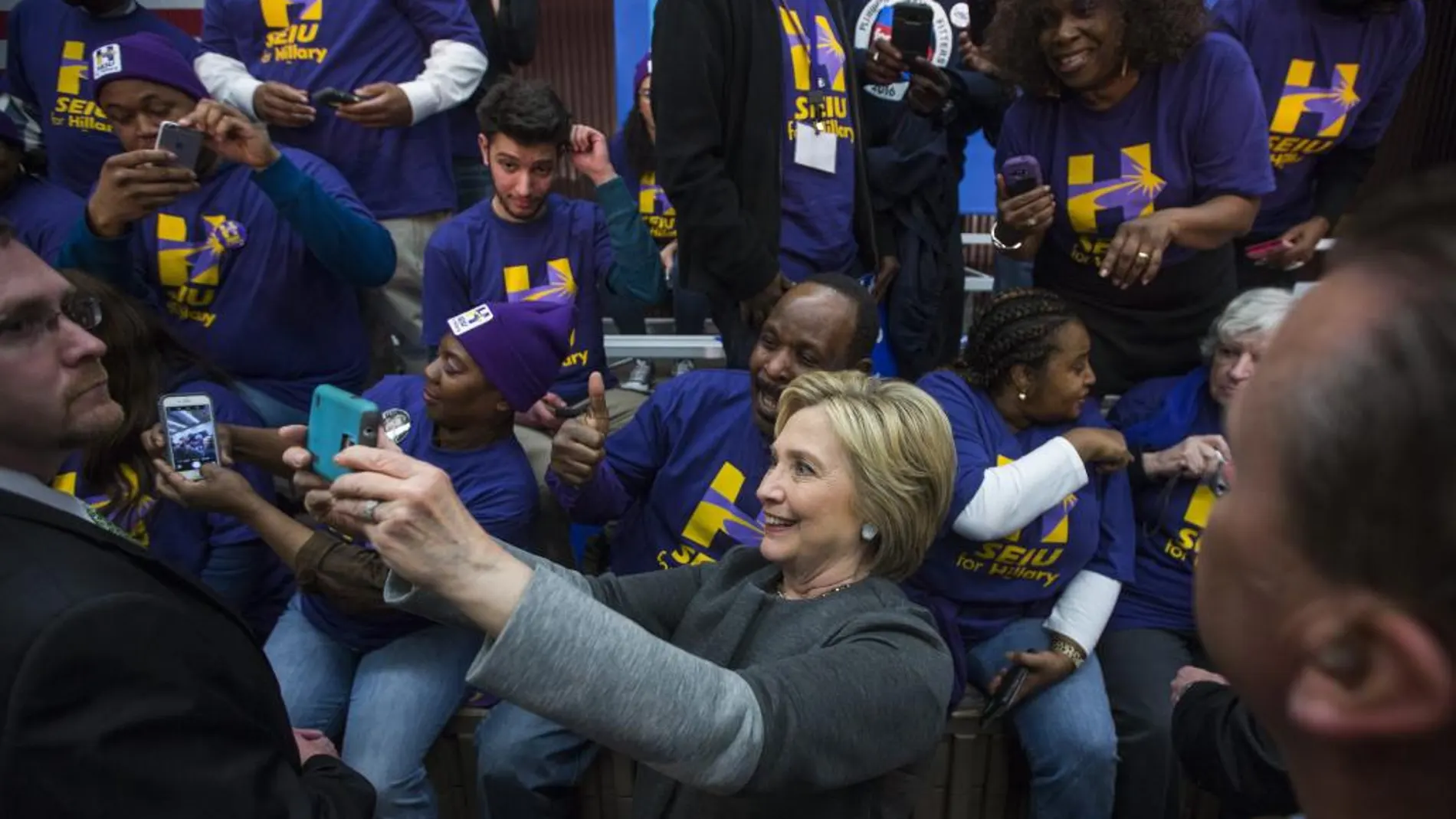 La candidata presidencial demócrata Hillary Clinton (c) posa con seguidores en un acto de su campaña en la Universidad Mason de Fairfax, Virginia